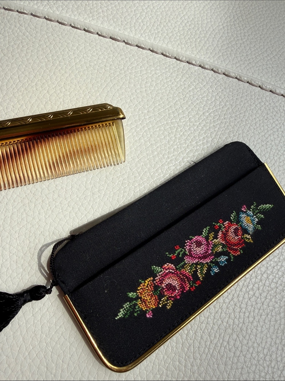 Vintage Black Floral Embroidered Compact Mirror and Comb Set - Picture 7 of 9